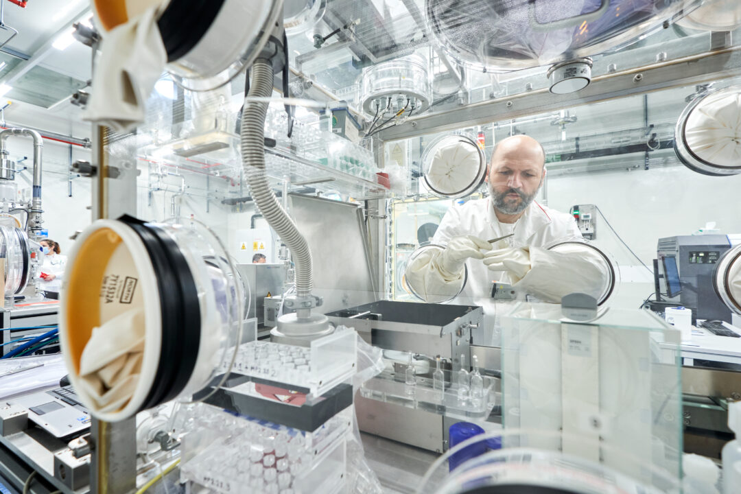 Probele nucleare și contaminate radioactive sunt tratate în condiții speciale, în așa-numitele cutii cu mănuși („glove box”), pentru protecția personalului și a mediului de muncă.