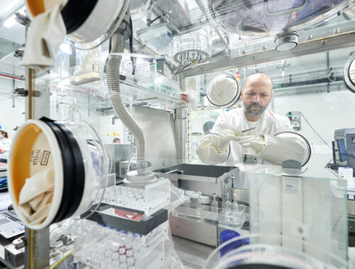 Probele nucleare și contaminate radioactive sunt tratate în condiții speciale, în așa-numitele cutii cu mănuși („glove box”), pentru protecția personalului și a mediului de muncă.